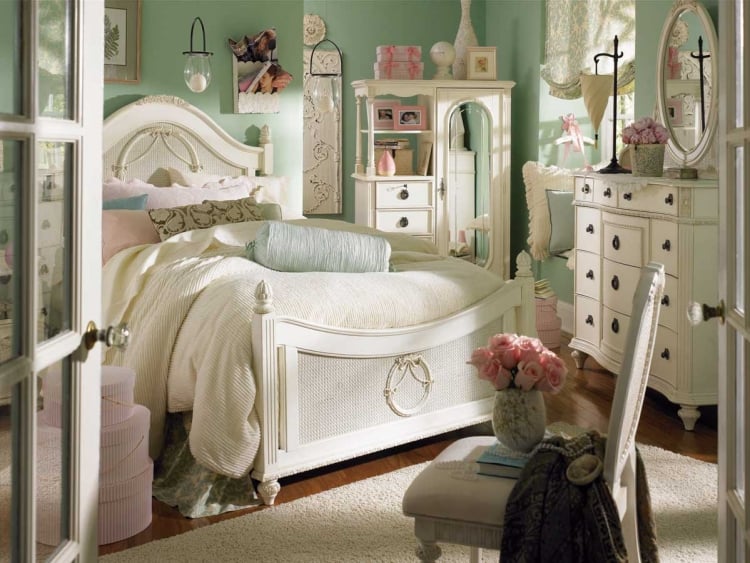 cottage-anglais-mobilier-blanc-murs-verts-roses-décoratives-tapis-assorti