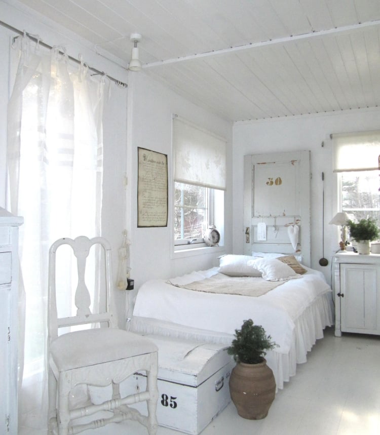 cottage-anglais-mobilier-blanc-plafond-bois-blanc-plancher-assorti-poterie-décorative