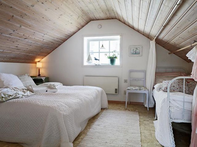 cottage anglais plafond-combles-bois-mobilier-blanc