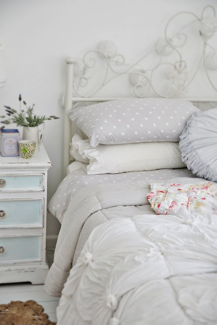 cottage-anglais-tête-lit-métallique-motifs-literie-blanc-bleu-clair