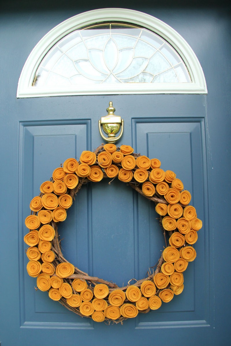 couronne-porte-automne-base-brindilles-fleurs-feutre-moutarde couronne de porte