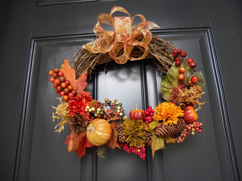 couronne-porte-automne-brindilles-citrouilles-fleurs-decoratives-baies couronne de porte