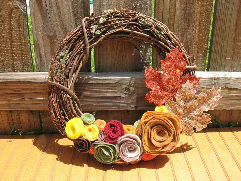 couronne-porte-automne-brindilles-fleurs-feutre-feuilles-automne-decoratives couronne de porte