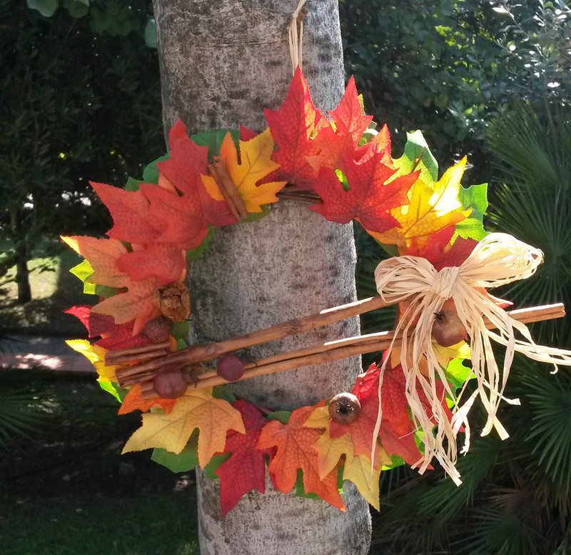 couronne-porte-automne-feuilles-automne-decoratives-raphia-brindilles couronne de porte