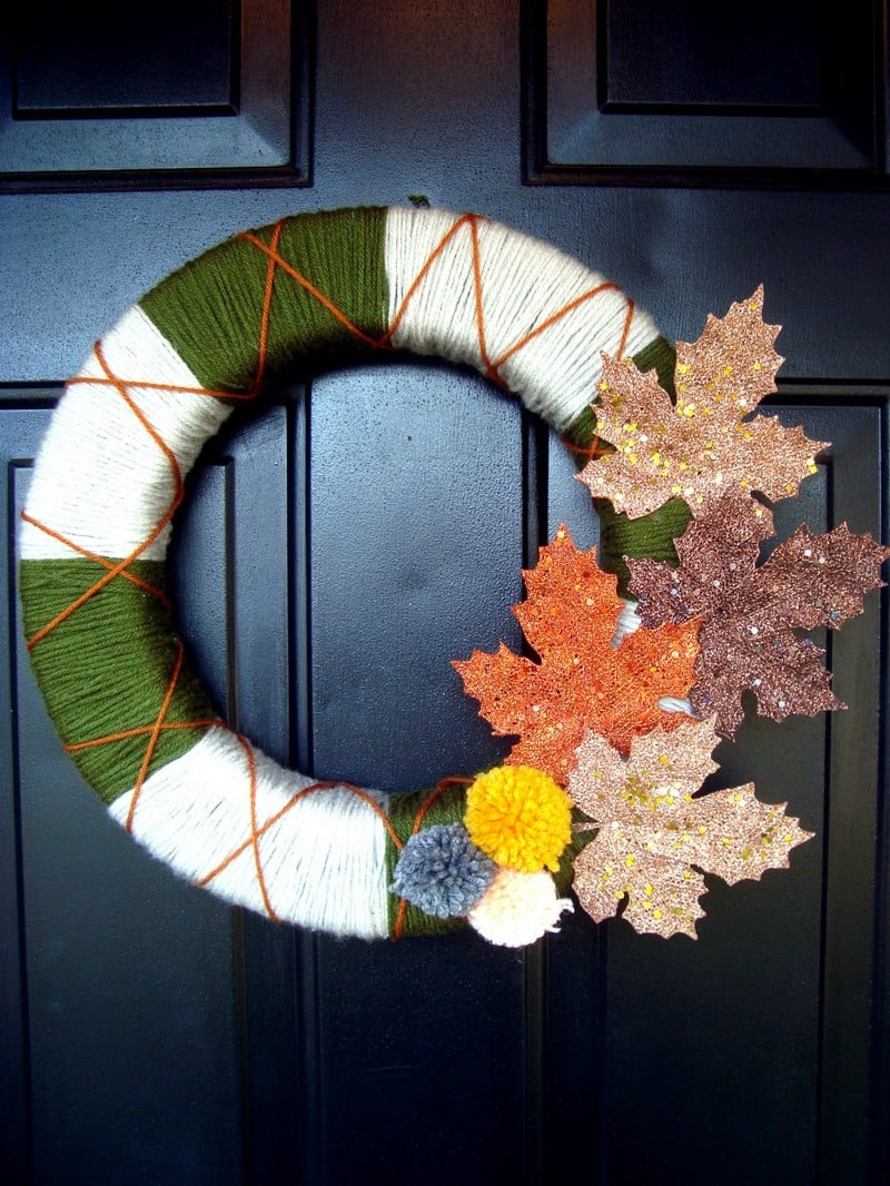 couronne-porte-automne-fils-laine-vert-blanc-feuilles-automne-pailletees couronne de porte