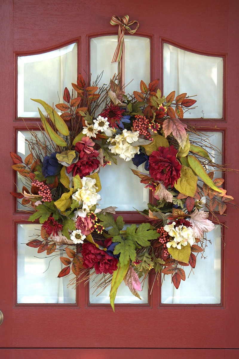 couronne-porte-automne-fleurs-feuilles-decoratives-brindilles couronne de porte