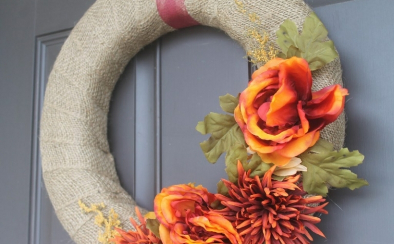 couronne-porte-automne-toile-jute-fleurs-artificielles couronne de porte