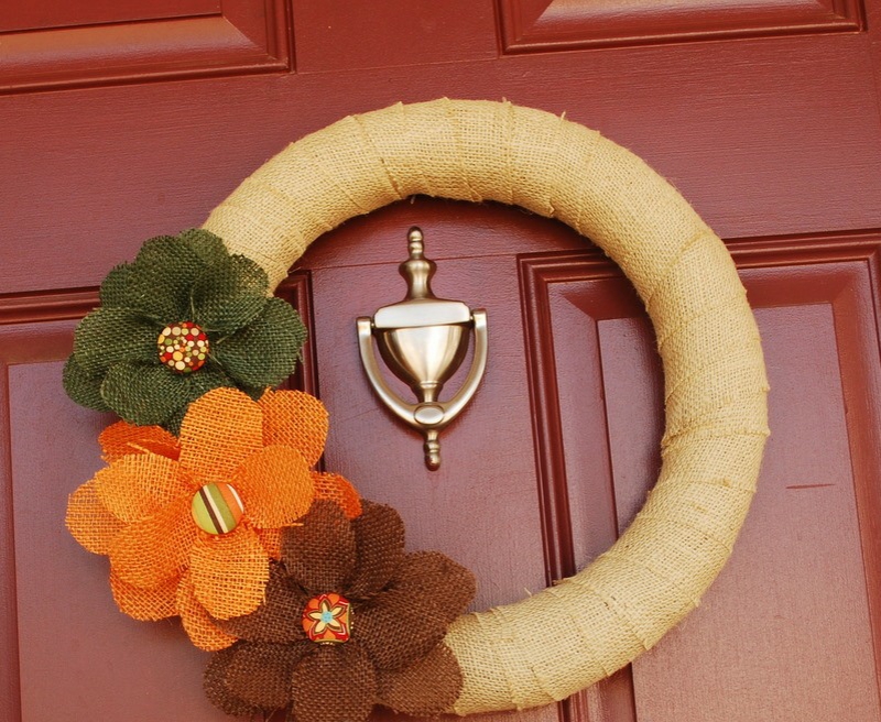 couronne-porte-automne-toile-jute-fleurs-jute-orange-marron-vert couronne de porte