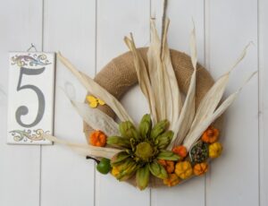 couronne-porte-automne-toile-jute-mini-citrouilles-fleur-verte-decorative