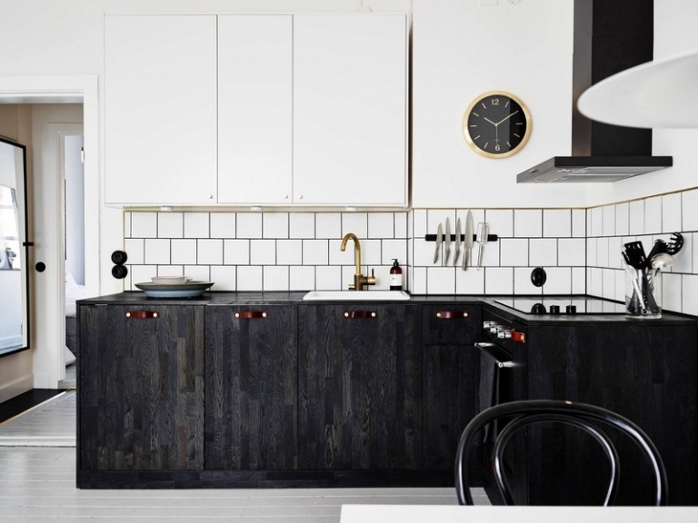 cuisine-blanche-noire-armoires-bois-foncé-accents-laiton