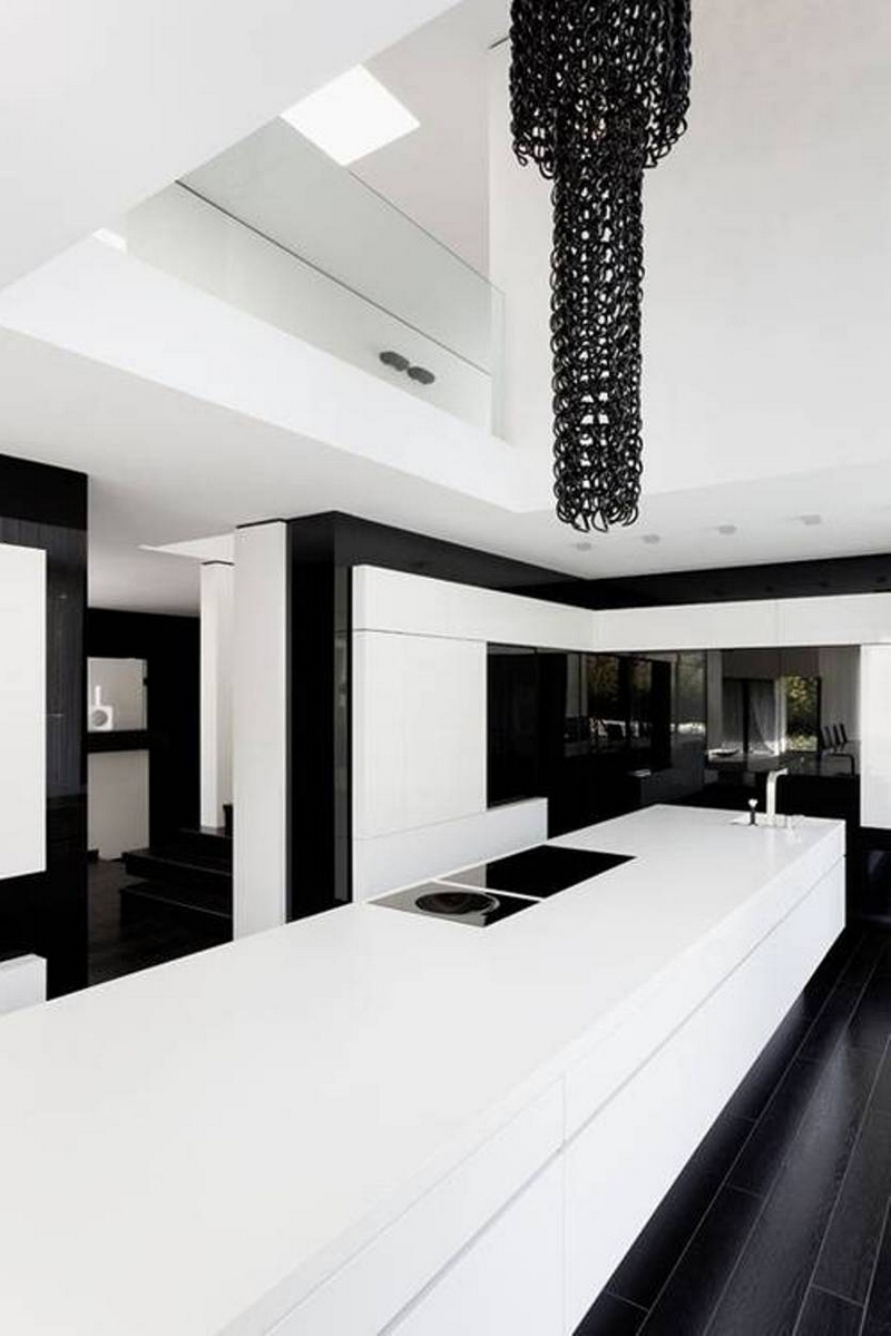 cuisine-blanche-noire-ultra-moderne-minimaliste-lustre-imposant