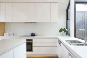 cuisine bois et blanc design-moderne-parquet-bois-massif