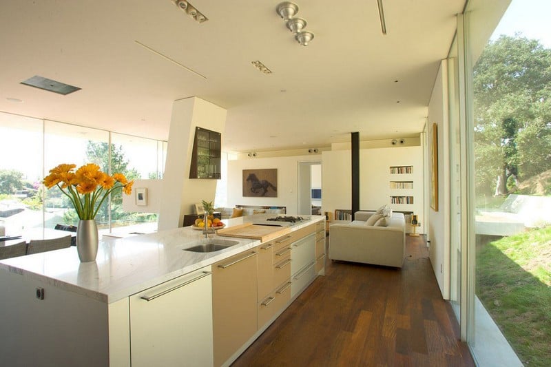 cuisine-ouverte-salon-décorés-blanc-beige-maison-Beverly-Hills