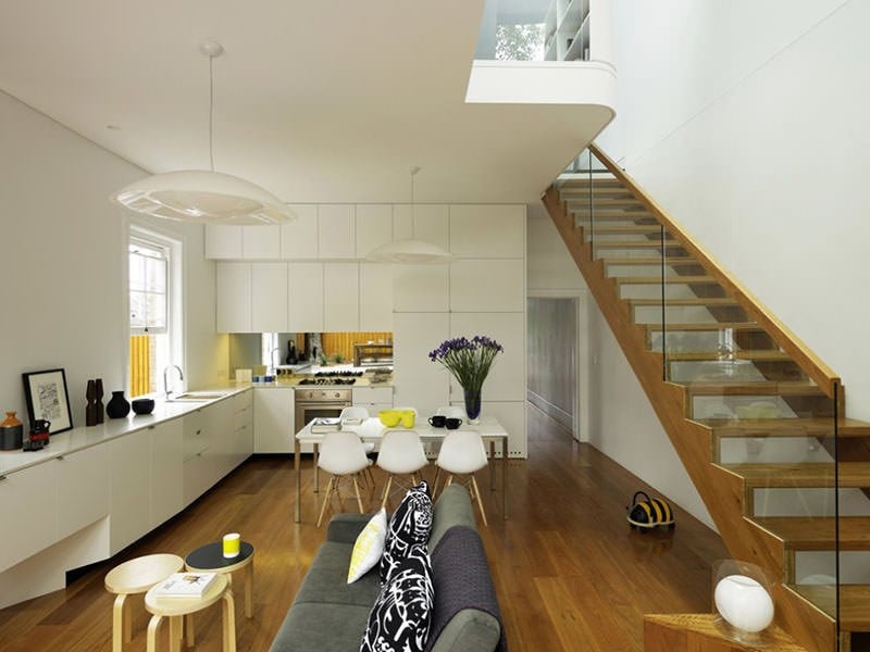 cuisine-ouverte-salon-salle-manger-chaises-design-Eames-escalier-droit