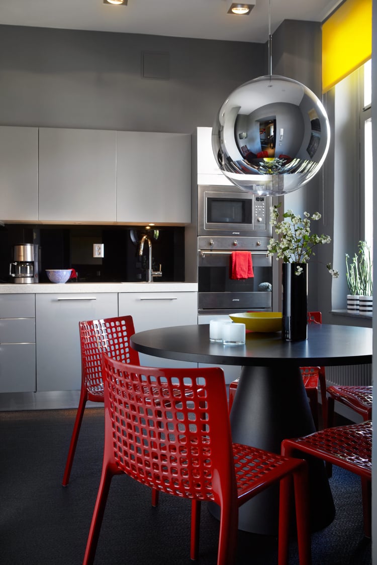 cuisine rouge et grise-peinture-grise-table-noire-chaises-rouge-vif
