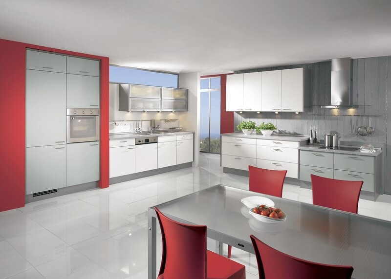 cuisine-rouge-grise-armoires-blanc-gris-clair-chaises-accents-rouges