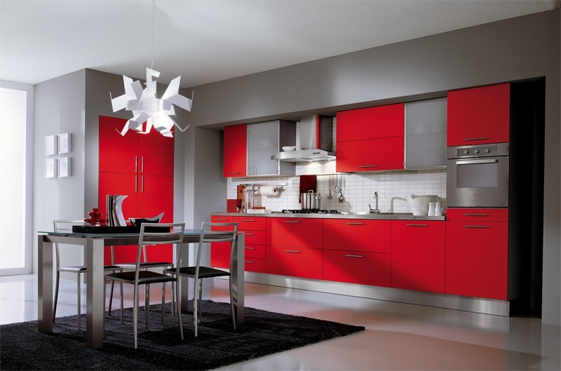 Cuisine rouge et grise qui incarne l'idée d'une vie moderne Tapis gris et rouge