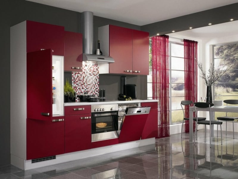 cuisine-rouge-grise -armoires-rouge-cerise-credence-cuisine-grise-mosaique-peinture-murale-grise cuisine rouge et grise