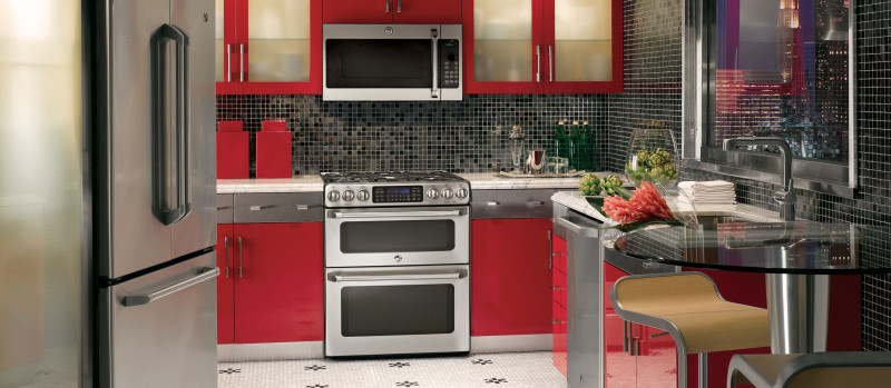 cuisine-rouge-grise-armoires-rouges-appareils-electromenagers-inox-credence-mosaique-grise