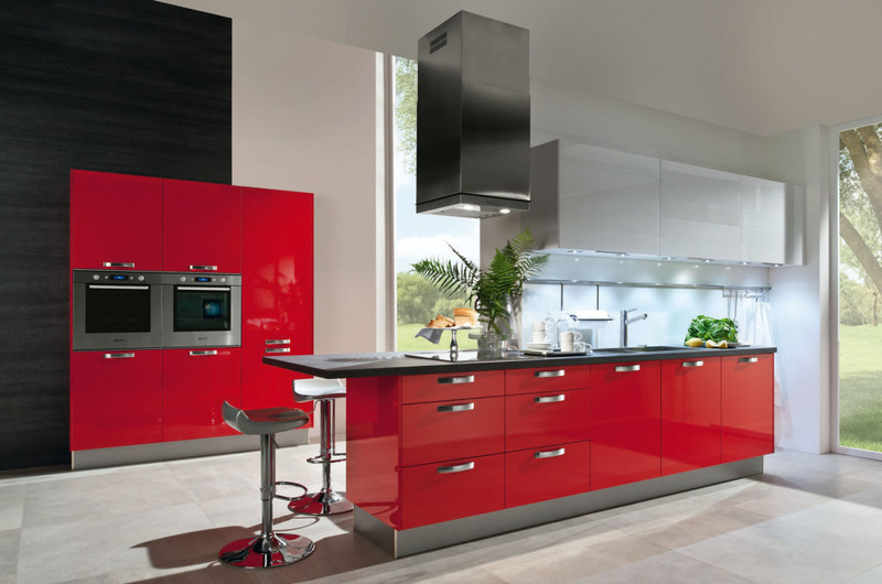 cuisine-rouge-grise-armoires-rouges-blanches-accents-inox-gris