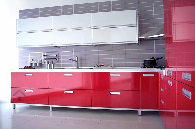 cuisine-rouge-grise-armoires-rouges-blanches-credence-carreaux-gris cuisine rouge et grise