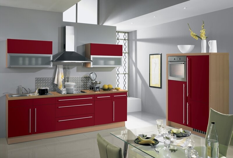 cuisine-rouge-grise-armoires-rouges-peinture-murale-grise-accents-bois