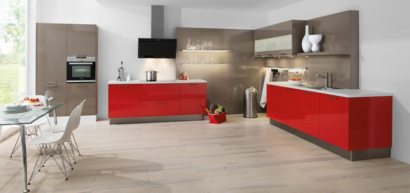 cuisine-rouge-grise-peinture-murale-blanche-armoires-rouges-grises-parquet cuisine rouge et grise