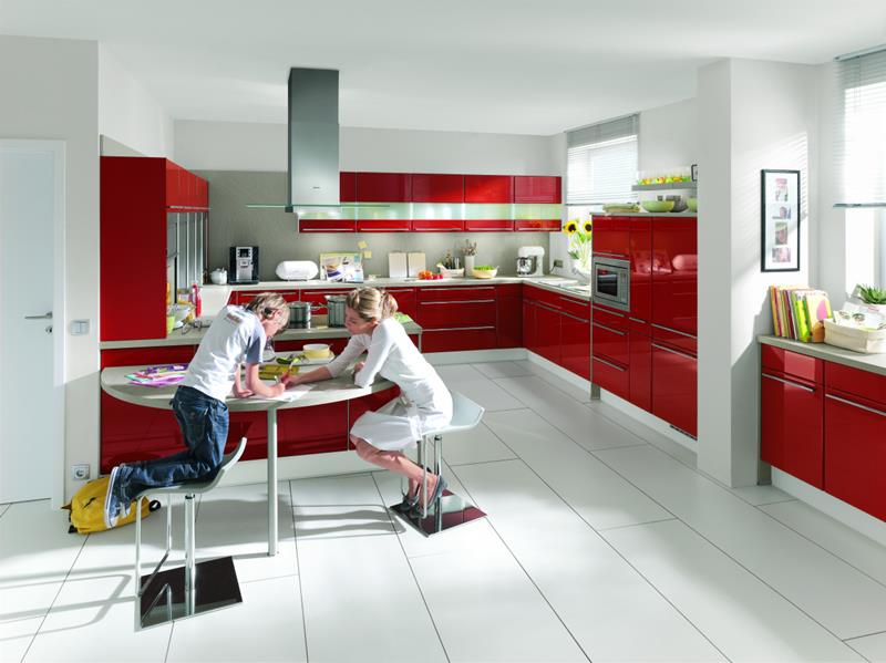 cuisine-rouge-grise-peinture-murale-grise-blanche-armoires-rouges-carrelage-sol-blanc cuisine rouge et grise