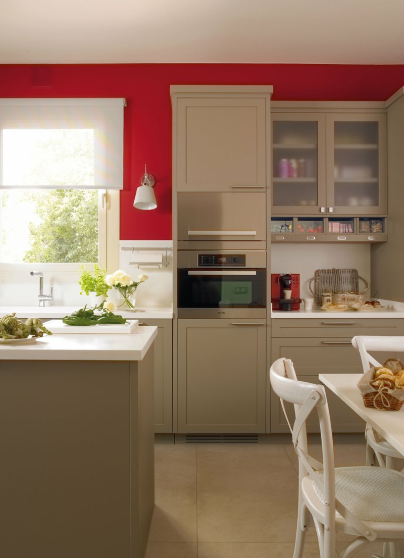cuisine-rouge-grise-peinture-murale-rouge-armoires-nuance-gris-meubles-blancs cuisine rouge et grise