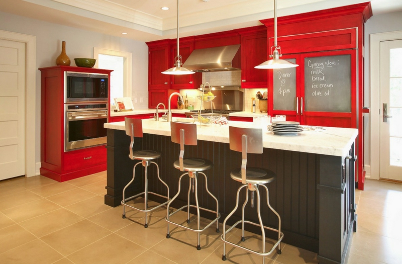 cuisine-rouge-grise-placards-rouge-vif-îlot-central-gris-anthracite cuisine rouge et grise