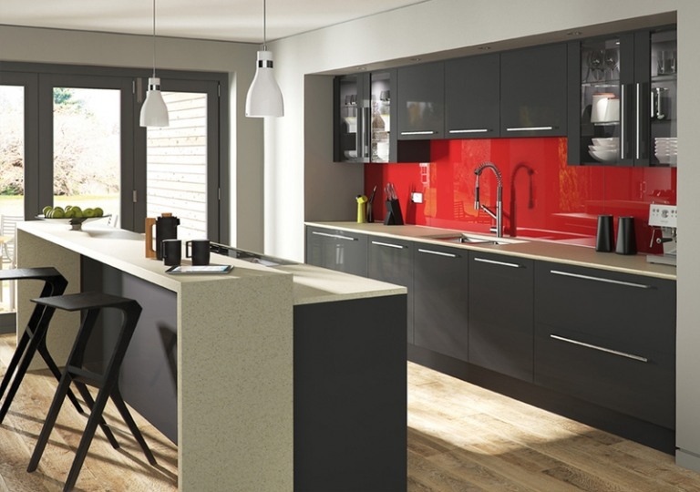 cuisine-rouge-grise-îlot-bar-petit-dejeuner-gris-graphite-beige-credence-cuisine-rouge-vif-armoires-grises