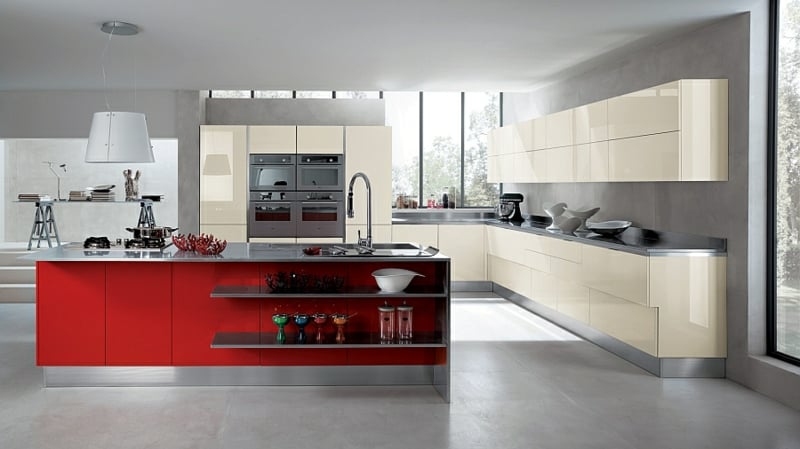 cuisine-rouge-grise-îlot-central-rouge-armoires-blanc-casse-peinture-murale-aspect-beton cuisine rouge et grise