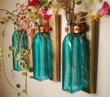 deco-murale-bois-DIY-planches-bois-bouteilles-verre-bleu-supports-cuivre