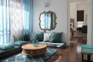 deco-orientale-cadre-miroir-coussins-sol-èmotifs-traditionnels-table-basse-bois-ornements