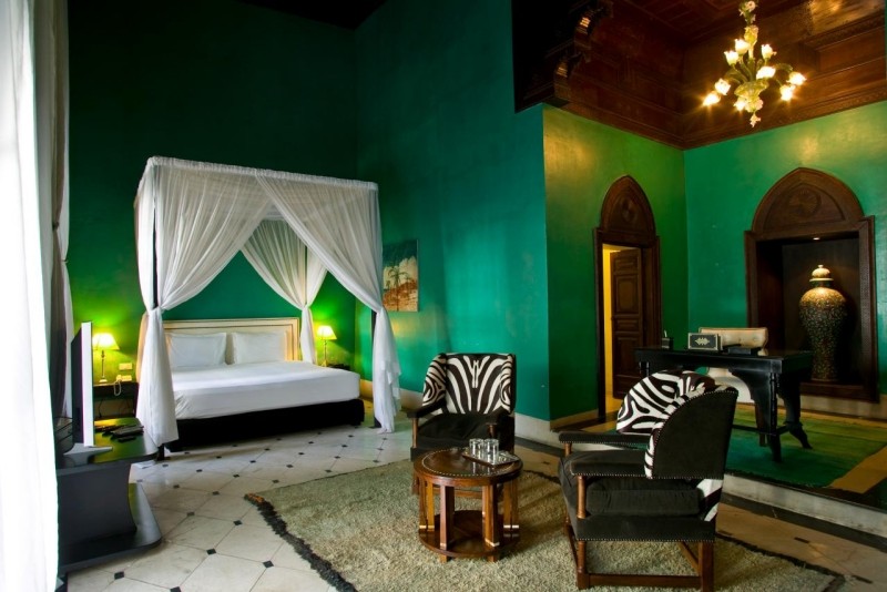 deco-orientale-chambre-peinture-verte-lit-baldaquin-fauteuils-tapisseries-motif-zebre