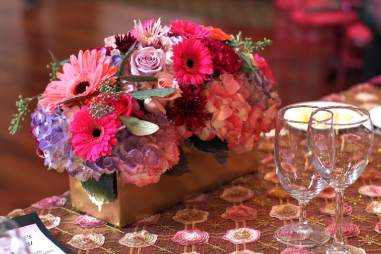 deco-orientale-composition-florale-fleurs-couleurs-rose-lilas-pourpre-nappe-roses