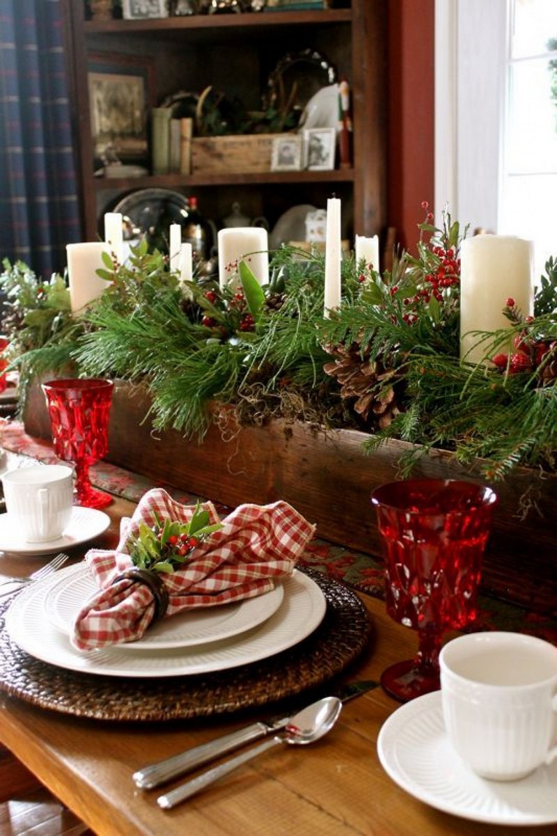 deco-table-noel-rouge-blanc-arrangement-branches-sapin-cypres-bougies-baies-rouges