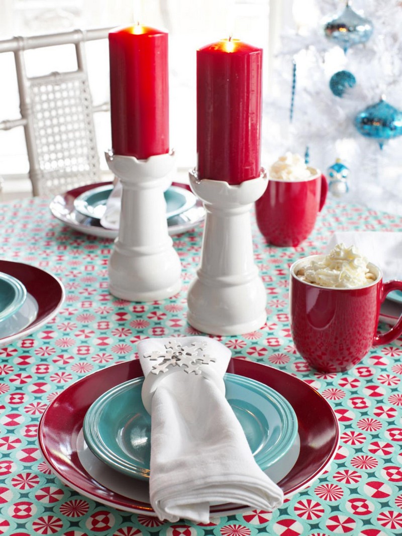 deco-table-noel-rouge-blanc-assiettes-rouge-turquoise-bougies-rouges-tasses-rouges déco table Noël rouge et blanc