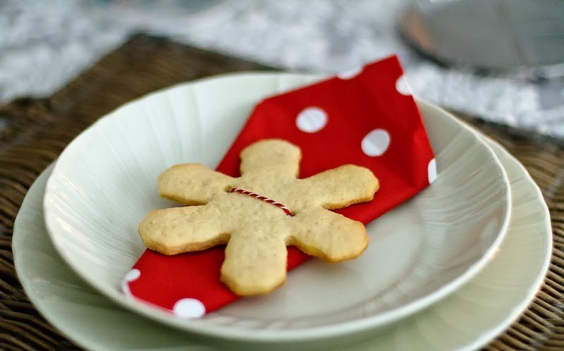 deco-table-noel-rouge-blanc-biscuit-flocon-neige-serviette-rouge-pois-blancs