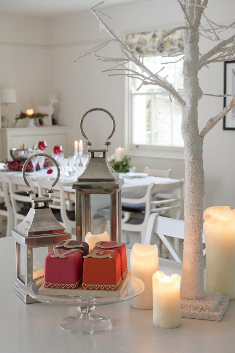 deco-table-noel-rouge-blanc-bougies-cylindriques-blanches-mini-gateaux-rouges-lanternes-couleur-argent