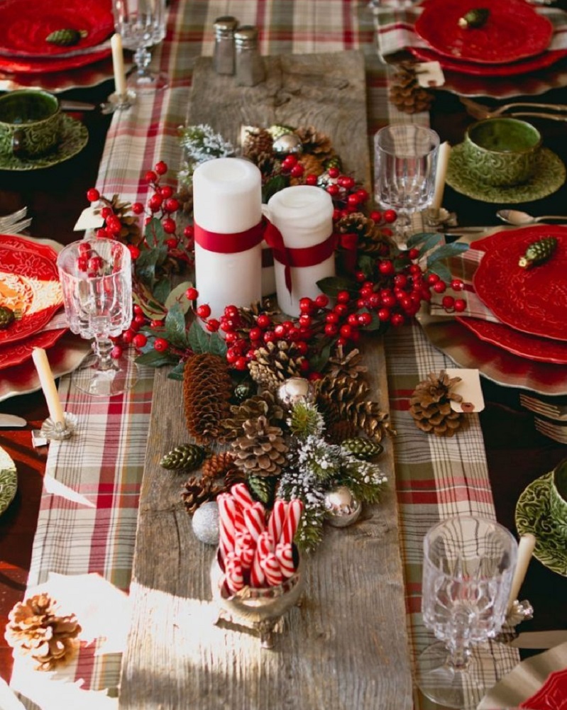 deco-table-noel-rouge-blanc-bougies-cylindriques-couronne-baies-rouges-cones-pin-chemin-table-carreaux