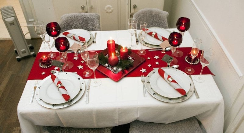 deco-table-noel-rouge-blanc-centre-table-bougies-rouges-chemin-table-rouge