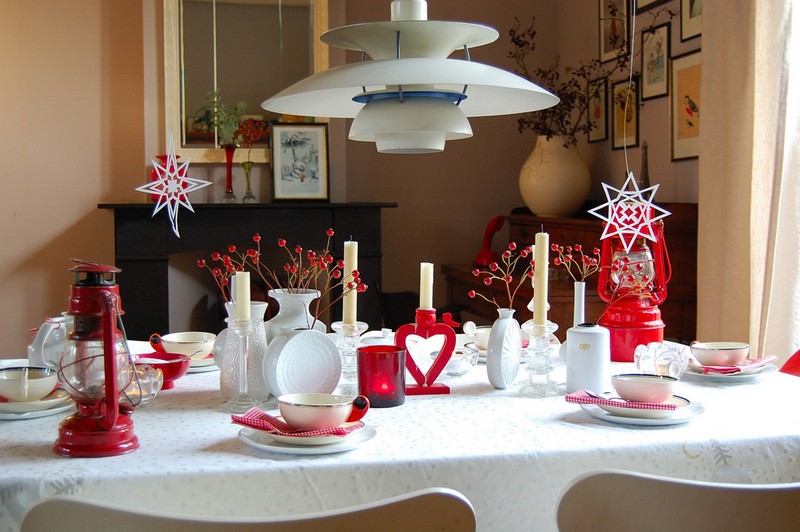 deco-table-noel-rouge-blanc-chandelles-blanches-lanternes-rouges-baies-rouges-nappe-blanche déco table Noël rouge et blanc