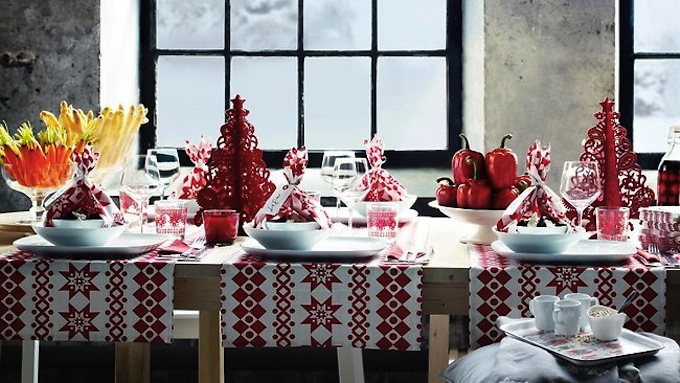 deco-table-noel-rouge-blanc-chemin-table-blanc-motifs-rouges-mini-sapins-decoratifs-rouges