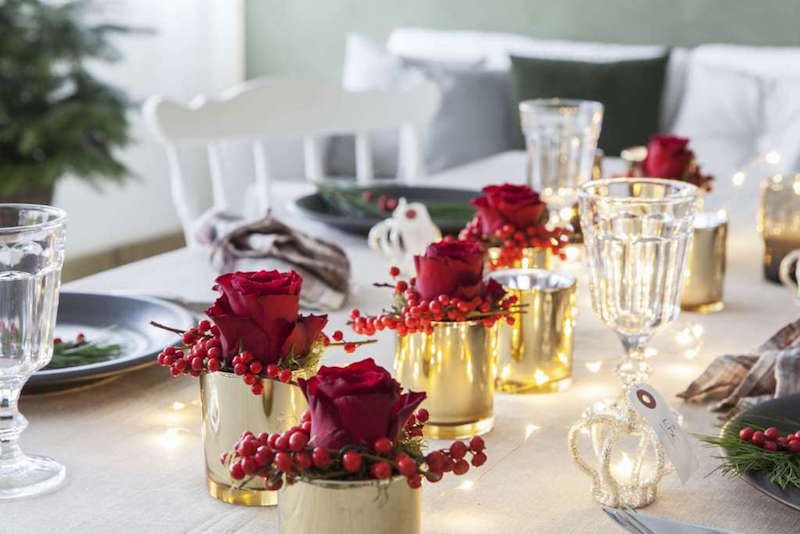 deco-table-noel-rouge-blanc-déco-roses-rouges-baies-bougeoirs-doré