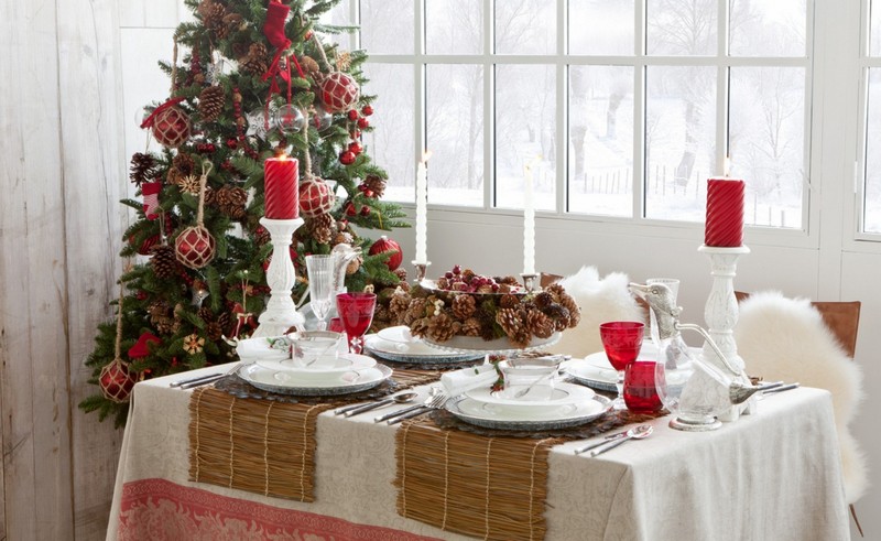 deco-table-noel-rouge-blanc-nappe-blanc-rouge-chandelles-blanches-bougies-rouges-cones-pin