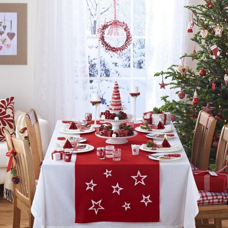 deco-table-noel-rouge-blanc-nappe-blanche-chemin-table-rouge-etoiles-decoratives-sapins-papier-porte-bougie-rouge-blanc