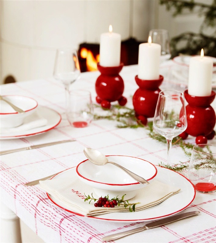 deco-table-noel-rouge-blanc-nappe-carreaux-blanc-rouge-porte-bougie-rouge-baies-rouges déco table Noël rouge et blanc