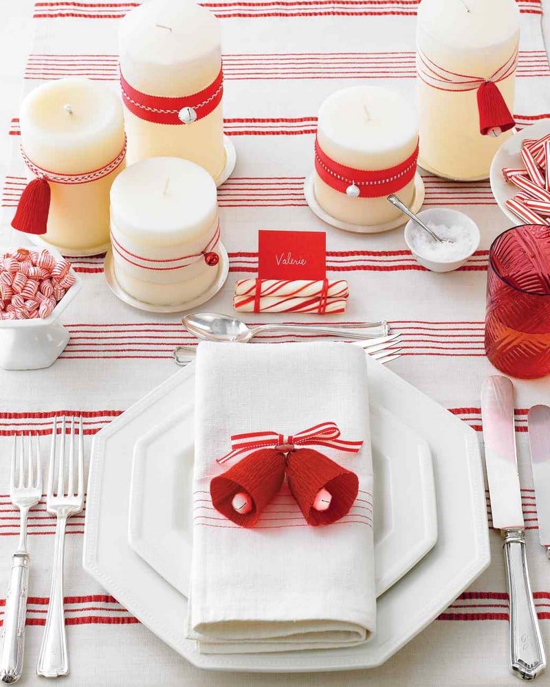 deco-table-noel-rouge-blanc-nappe-rayures-rouges-bougies-blanches-deco-rouge déco table Noël rouge et blanc