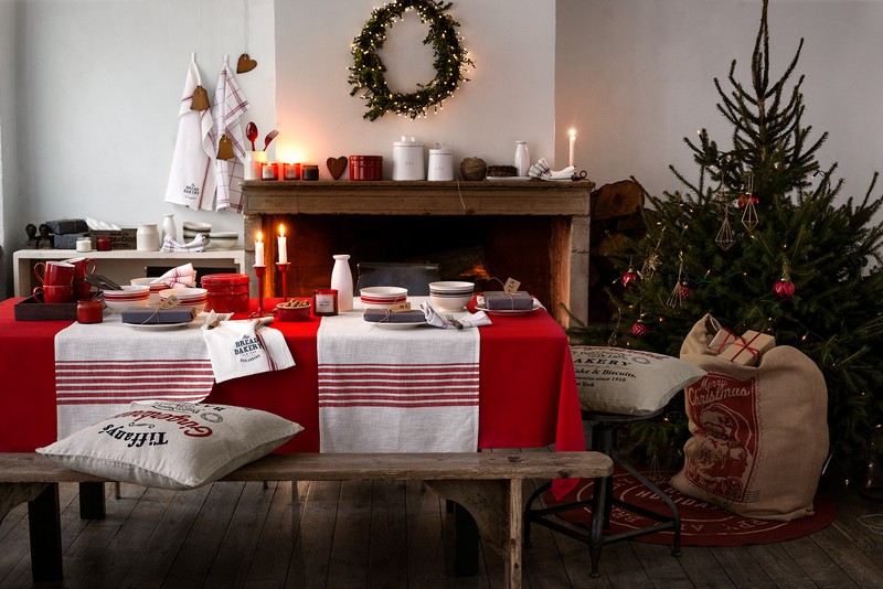 deco-table-noel-rouge-blanc-nappe-rouge-chemin-tabme-rayures-vaisselle-blanc-rouge déco table Noël rouge et blanc